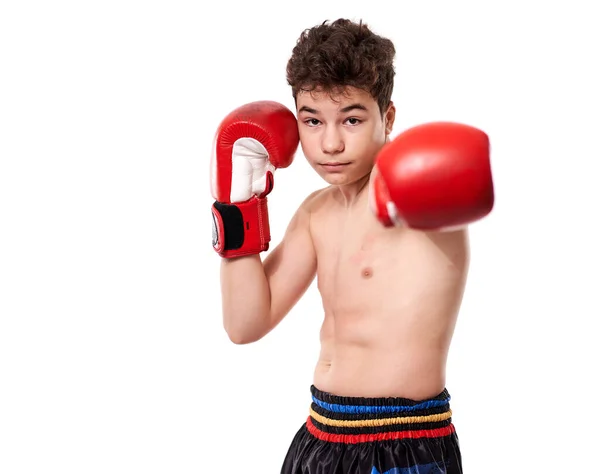 Jeune Combattant Kickboxing Gants Rouges Avec Différentes Frappes Posant Sur — Photo