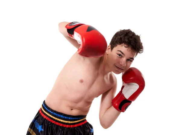 Jovem Lutador Kickboxing Luvas Vermelhas Com Várias Greves Posando Fundo — Fotografia de Stock