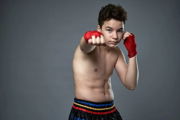 Jonge Kickboxer Met Handen Gewikkelde Training Schaduwboksen Tegen Grijze Achtergrond — Stockfoto