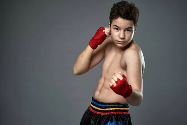 Jovem Kickboxer Com Mãos Envolto Treinamento Boxe Sombra Contra Fundo — Fotografia de Stock