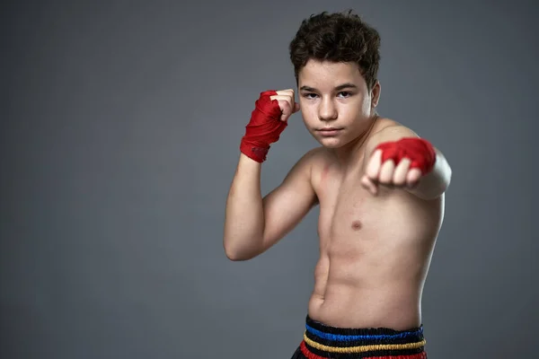 Jonge Kickboxer Met Handen Gewikkelde Training Schaduwboksen Tegen Grijze Achtergrond — Stockfoto