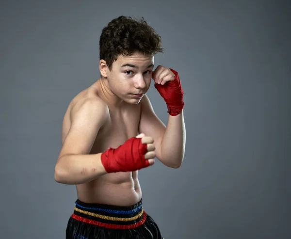 Jovem Kickboxer Com Mãos Envolto Treinamento Boxe Sombra Contra Fundo — Fotografia de Stock