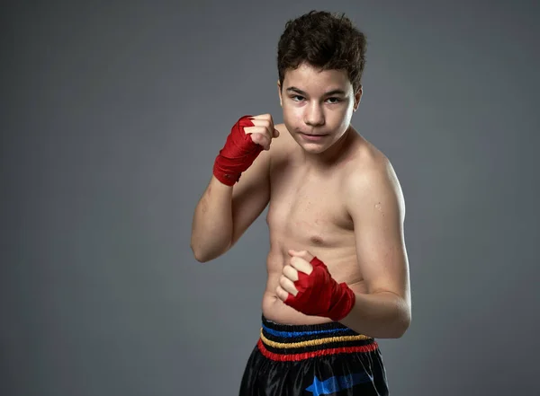 Joven Kickboxer Con Las Manos Envueltas Boxeo Sombras Sobre Fondo — Foto de Stock