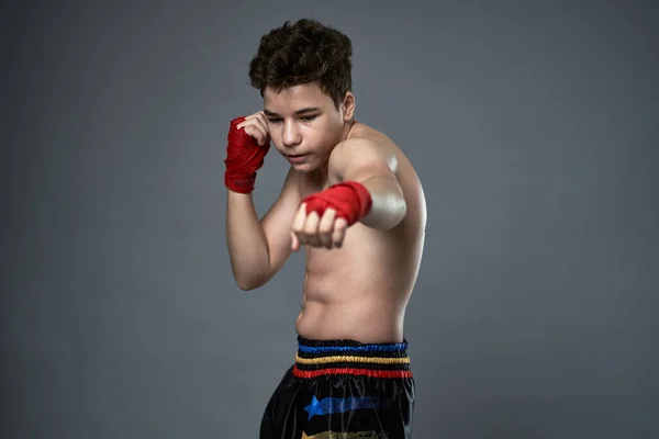 Jovem Kickboxer Com Mãos Envolto Treinamento Boxe Sombra Contra Fundo — Fotografia de Stock