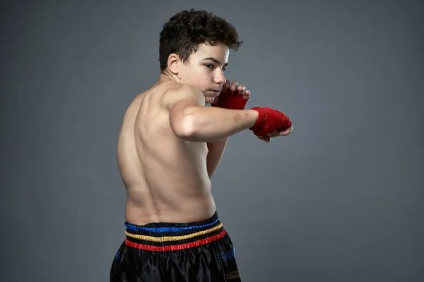 Jovem Kickboxer Com Mãos Envolto Treinamento Boxe Sombra Contra Fundo — Fotografia de Stock