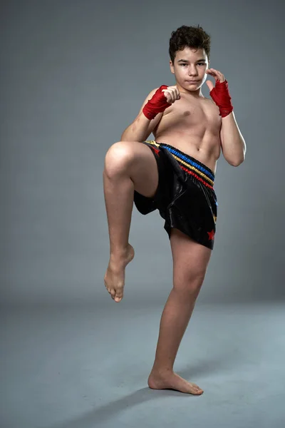 Junge Kickboxerin Mit Händeumwickeltem Training Schattenboxen Vor Grauem Hintergrund — Stockfoto