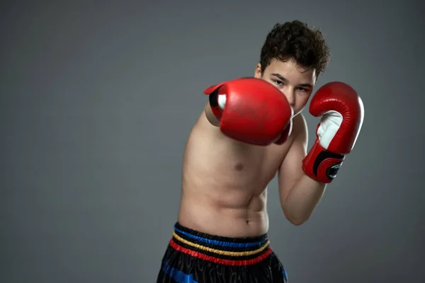 Boxeador Joven Con Guantes Rojos Golpeando Varias Poses Sobre Fondo — Foto de Stock