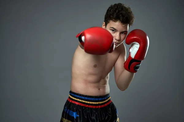 Boxeador Joven Con Guantes Rojos Golpeando Varias Poses Sobre Fondo — Foto de Stock