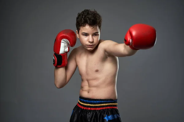 Junger Boxer Mit Roten Handschuhen Verschiedenen Posen Auf Grauem Hintergrund — Stockfoto