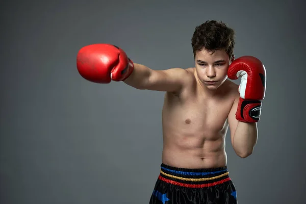 Молодой Боксёр Красных Перчатках Позирует Сером Фоне — стоковое фото