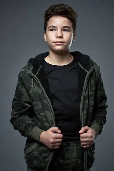 Närbild Porträtt Trendig Tonåring Pojke Över Grå Bakgrund — Stockfoto
