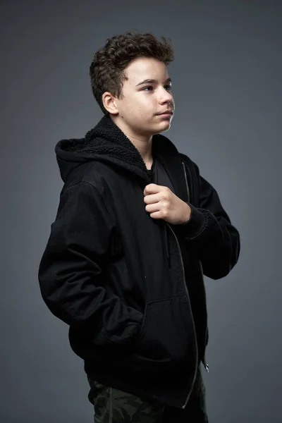 Κοντινό Πορτραίτο Ενός Μοντέρνου Έφηβου Αγοριού Πάνω Από Γκρι Φόντο — Φωτογραφία Αρχείου
