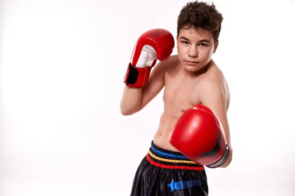 Jeune Combattant Kickboxing Gants Rouges Avec Différentes Frappes Posant Sur — Photo