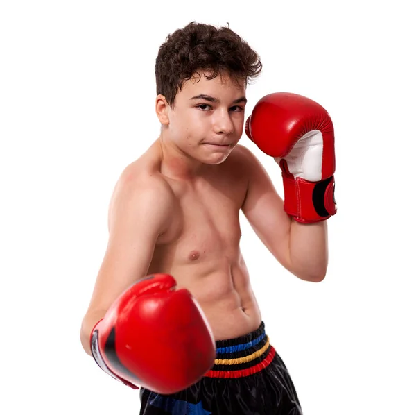 Jovem Lutador Kickboxing Luvas Vermelhas Com Várias Greves Posando Fundo — Fotografia de Stock