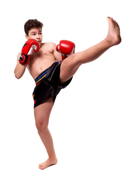 Jovem Lutador Kickboxing Luvas Vermelhas Com Várias Greves Posando Fundo — Fotografia de Stock