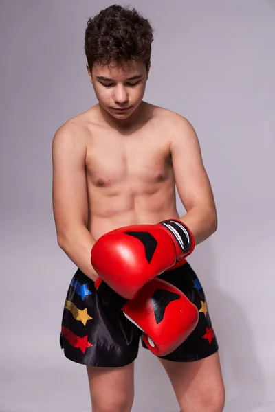 Jeune Combattant Kickboxing Gants Rouges Avec Différentes Frappes Posant Sur — Photo