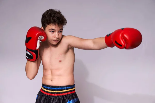 Jovem Lutador Kickboxing Luvas Vermelhas Com Várias Greves Posando Fundo — Fotografia de Stock