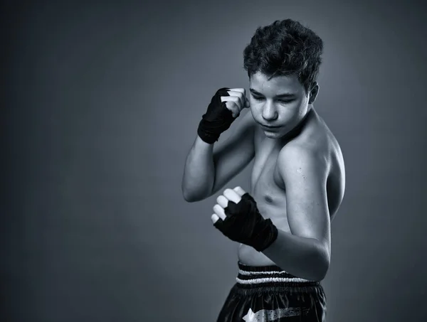 Joven Kickboxer Con Las Manos Envueltas Entrenamiento Monocromo Tonificado Imagen —  Fotos de Stock