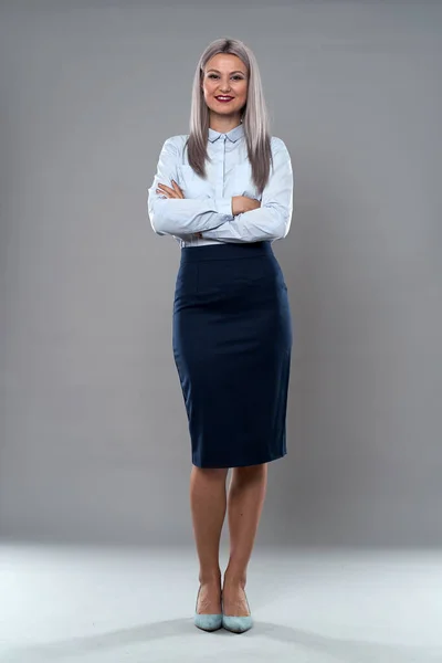 Erfolgreiche Geschäftsfrau Formeller Kleidung Ganztägiges Studio Vor Grauem Hintergrund — Stockfoto