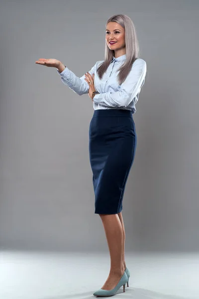 Erfolgreiche Geschäftsfrau Formeller Kleidung Ganztägiges Studio Vor Grauem Hintergrund — Stockfoto