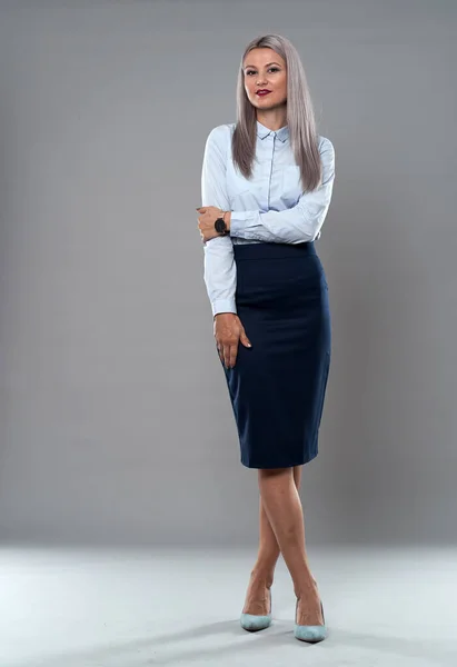 Успішна Бізнес Леді Офіційному Вбранні Студійний Знімок Сірому Фоні — стокове фото