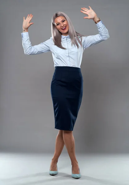 Empresária Bem Sucedida Traje Formal Estúdio Longa Duração Tiro Contra — Fotografia de Stock