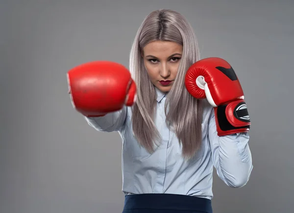若いですコンビネーションビジネス女性とボクシング手袋でグレーの背景 — ストック写真
