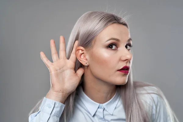 Giovane Donna Affari Ascoltando Voci Sfondo Grigio — Foto Stock