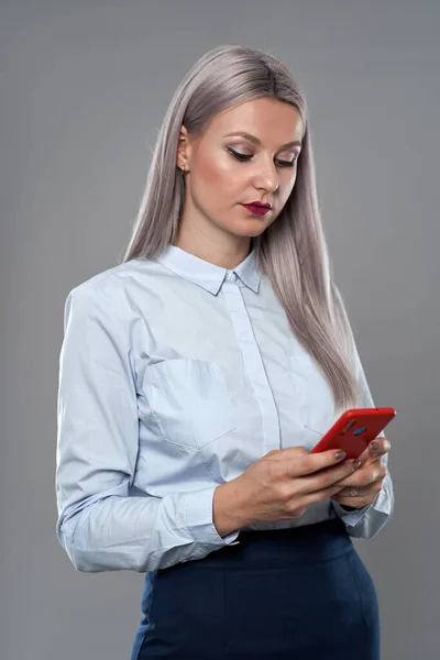 Joven Mujer Negocios Mensajes Texto Teléfono Móvil Sobre Fondo Gris — Foto de Stock