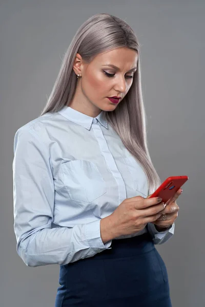 Joven Mujer Negocios Mensajes Texto Teléfono Móvil Sobre Fondo Gris — Foto de Stock