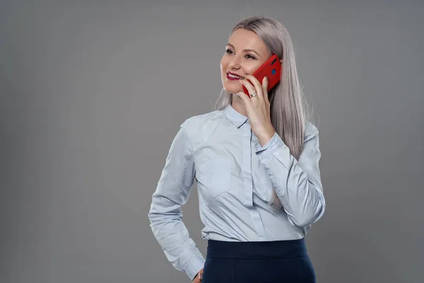 Ung Affärskvinna Talar Sin Mobiltelefon Grå Bakgrund — Stockfoto