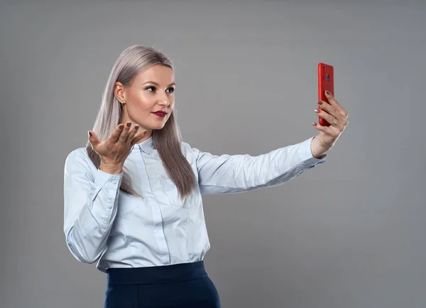 Cep Telefonuyla Video Konferansında Genç Bir Kadını — Stok fotoğraf