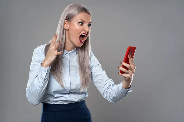 Porträtt Arg Affärskvinna Som Håller Mobiltelefon Och Skriker Den Grå — Stockfoto