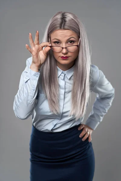 Jonge Zakenvrouw Met Een Uitdrukking Van Twijfel Kijkend Glazen — Stockfoto