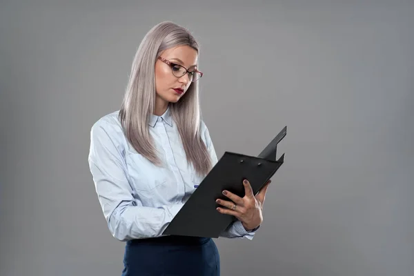 Joven Mujer Negocios Rubia Gafas Sosteniendo Portapapeles Con Documentos — Foto de Stock