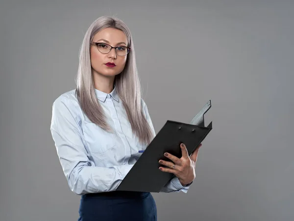 Ung Blond Affärskvinna Glasögon Håller Urklipp Med Dokument — Stockfoto