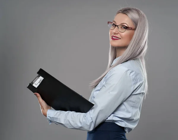 Ung Blond Affärskvinna Glasögon Håller Urklipp Med Dokument — Stockfoto