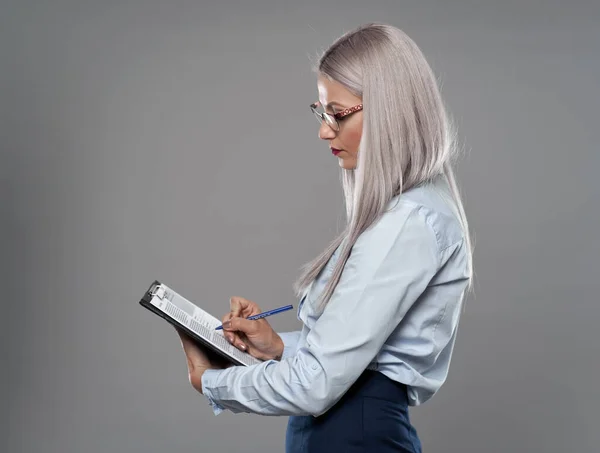 Joven Mujer Negocios Rubia Gafas Sosteniendo Portapapeles Con Documentos —  Fotos de Stock