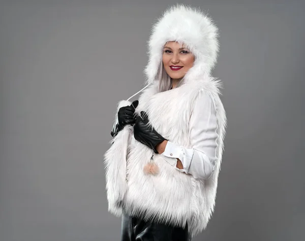 迷人的年轻女子穿着白色毛皮外套在灰色背景下过冬 演播室拍摄 — 图库照片