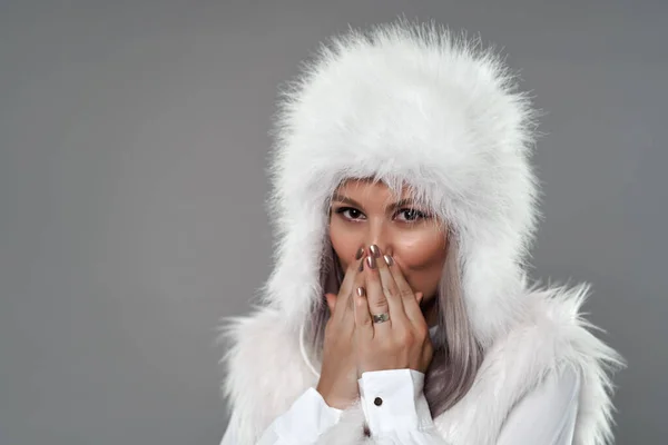 Attraente Giovane Donna Pelliccia Bianca Inverno Sfondo Grigio Ripresa Studio — Foto Stock