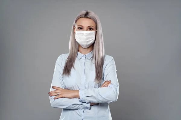 Mujer Negocios Máscara Facial Con Los Brazos Cruzados — Foto de Stock