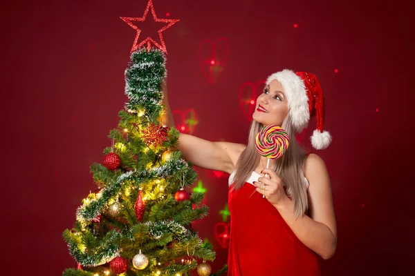 Jovem Mulher Santa Traje Auxiliar Decorando Árvore Natal — Fotografia de Stock