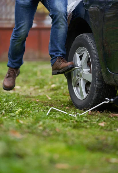 Man Changing Flat Tyre His Car Himself — Stock Photo, Image