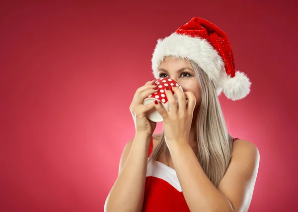 Mujer Joven Como Ayudante Santa Sobre Fondo Rojo —  Fotos de Stock