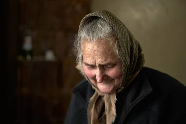 Glückliche Alte Frau Drinnen Porträt Nahaufnahme — Stockfoto