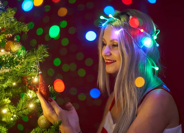 Mulher Bonita Com Coroa Feita Luzes Pela Árvore Natal — Fotografia de Stock