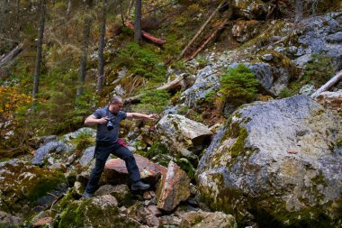 Dağları, ormanı ve mağaraları olan pitoresk bir çevrede profesyonel doğa fotoğrafçısı.