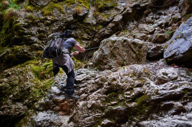 Dağları, ormanı ve mağaraları olan pitoresk bir çevrede profesyonel doğa fotoğrafçısı.