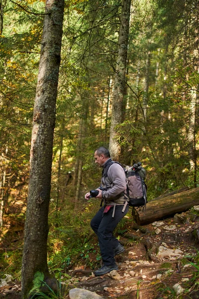 Professioneller Naturfotograf Mit Schwerem Rucksack Stativ Und Kamera Beim Wandern — Stockfoto