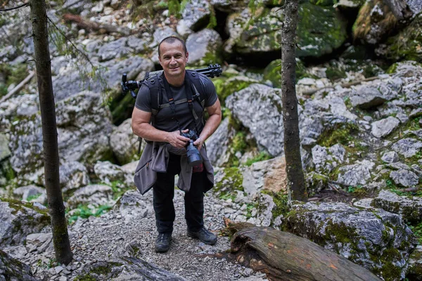 Професійний Фотограф Природи Важким Рюкзаком Триногом Фотоапаратом Ходить Лісі Горах — стокове фото